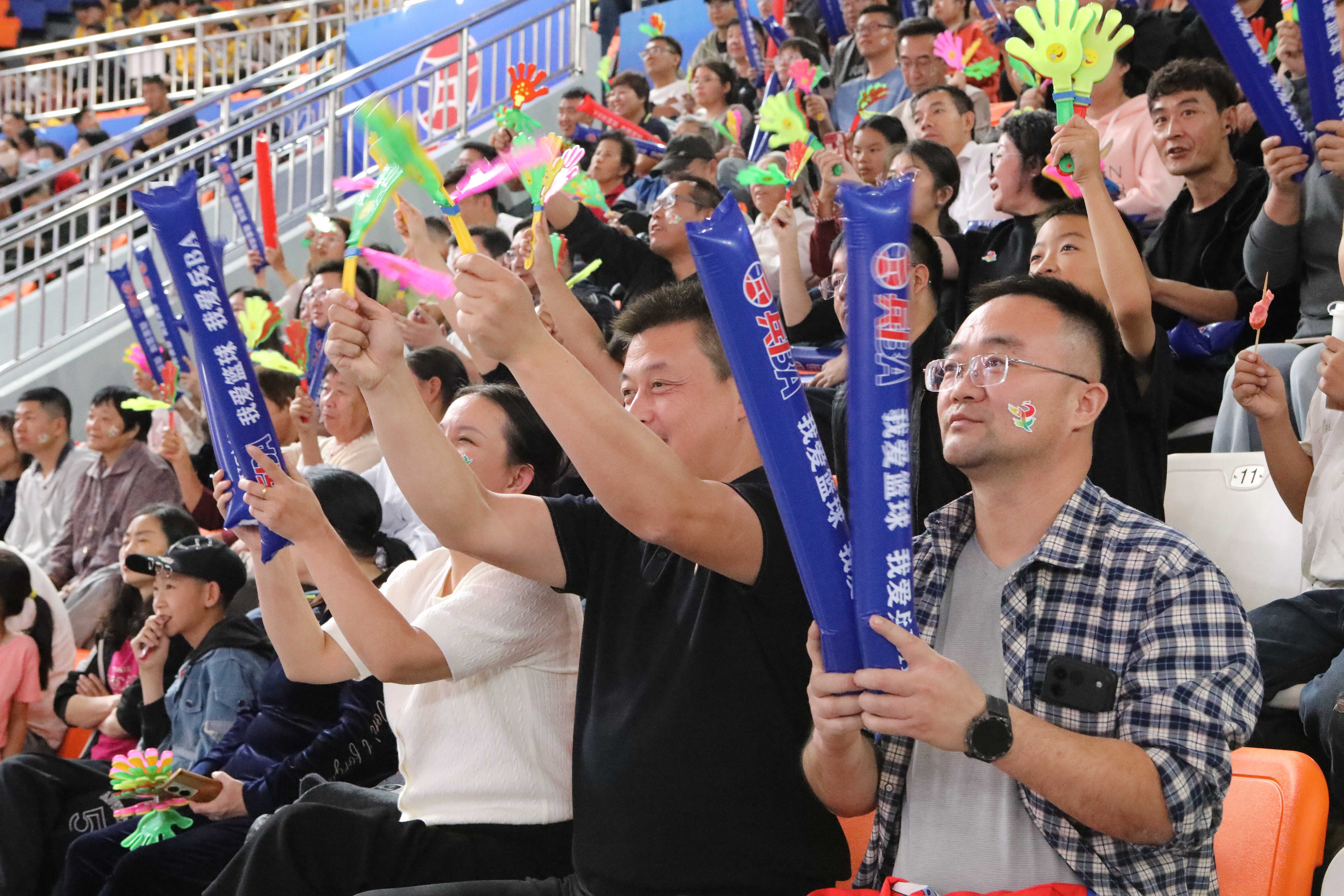 进球瞬间,现场观众加油呐喊。胡杨网记者 李雨浪 摄.jpg