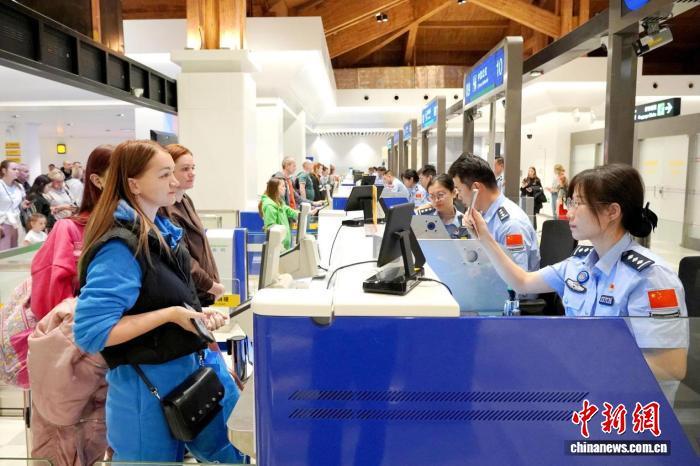 2026年1月1日凌晨,来自俄罗斯符拉迪沃斯托克的SU856次航班搭载155名旅客平稳降落三亚凤凰国际机场。图为游客正在办理入境手续。 王程龙 摄