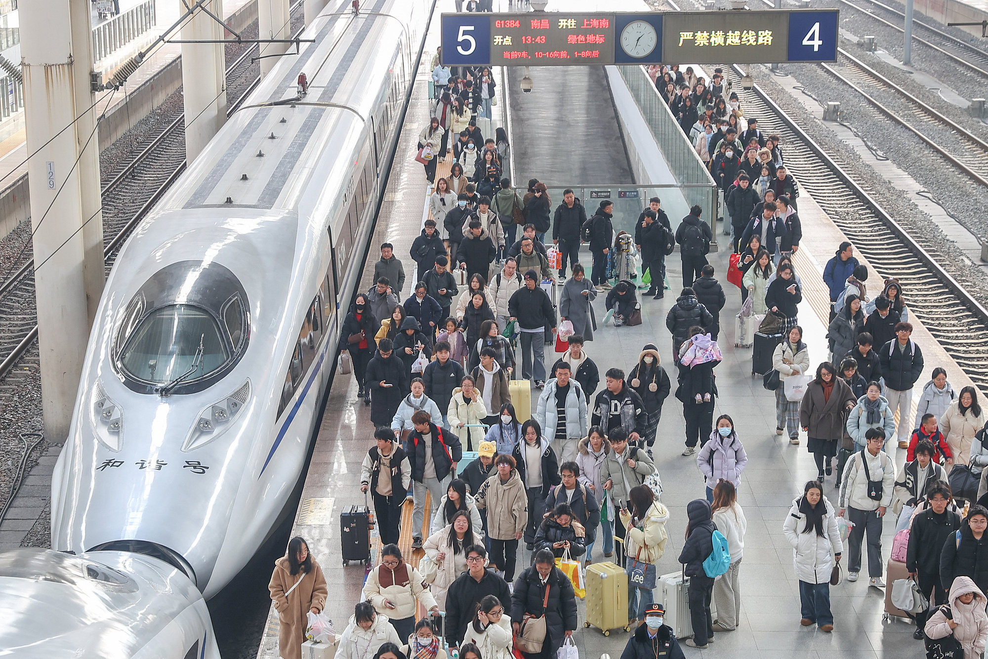 2026年1月3日,旅客在江西南昌站出行