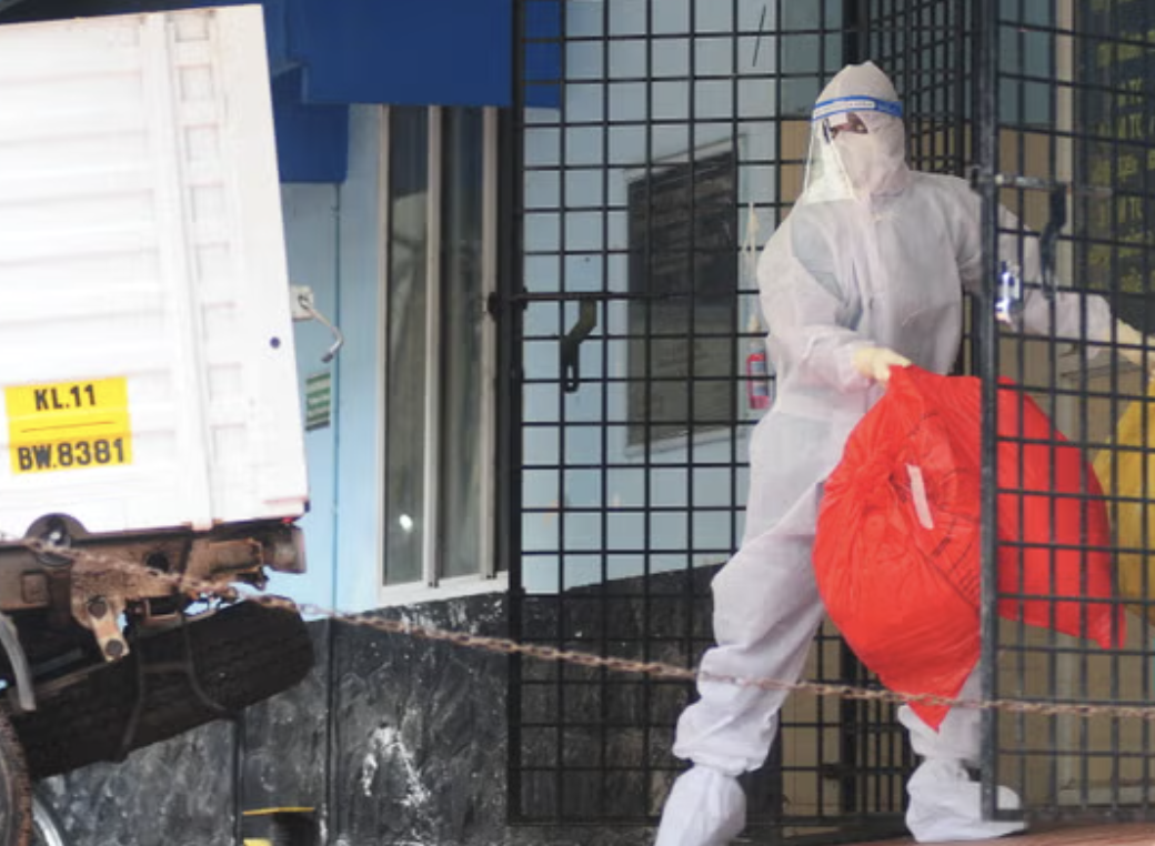 ▲(资料图)印度医务人员处理受污染物品