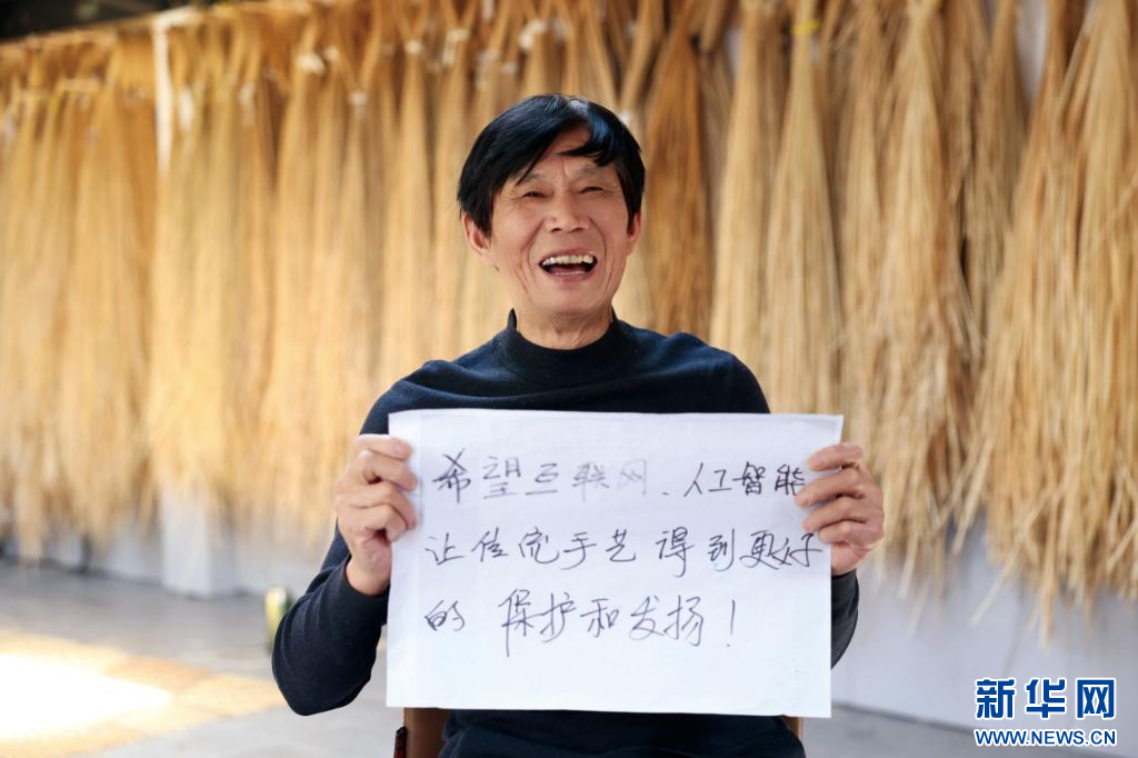 2026年10月,钱鑫明和他写下的新愿望。新华网发 夏越峤摄