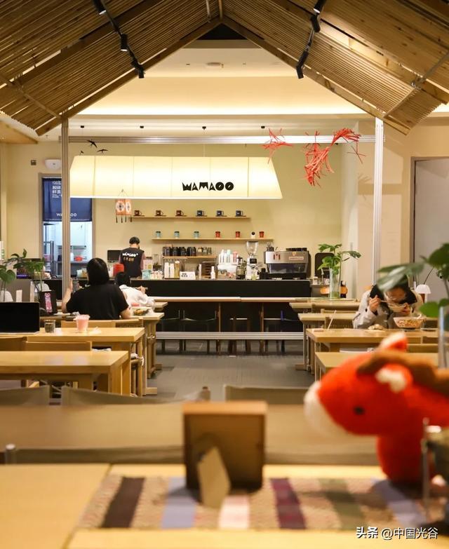 不多余循环商店货架旁的社区咖啡店——瓦猫客厅