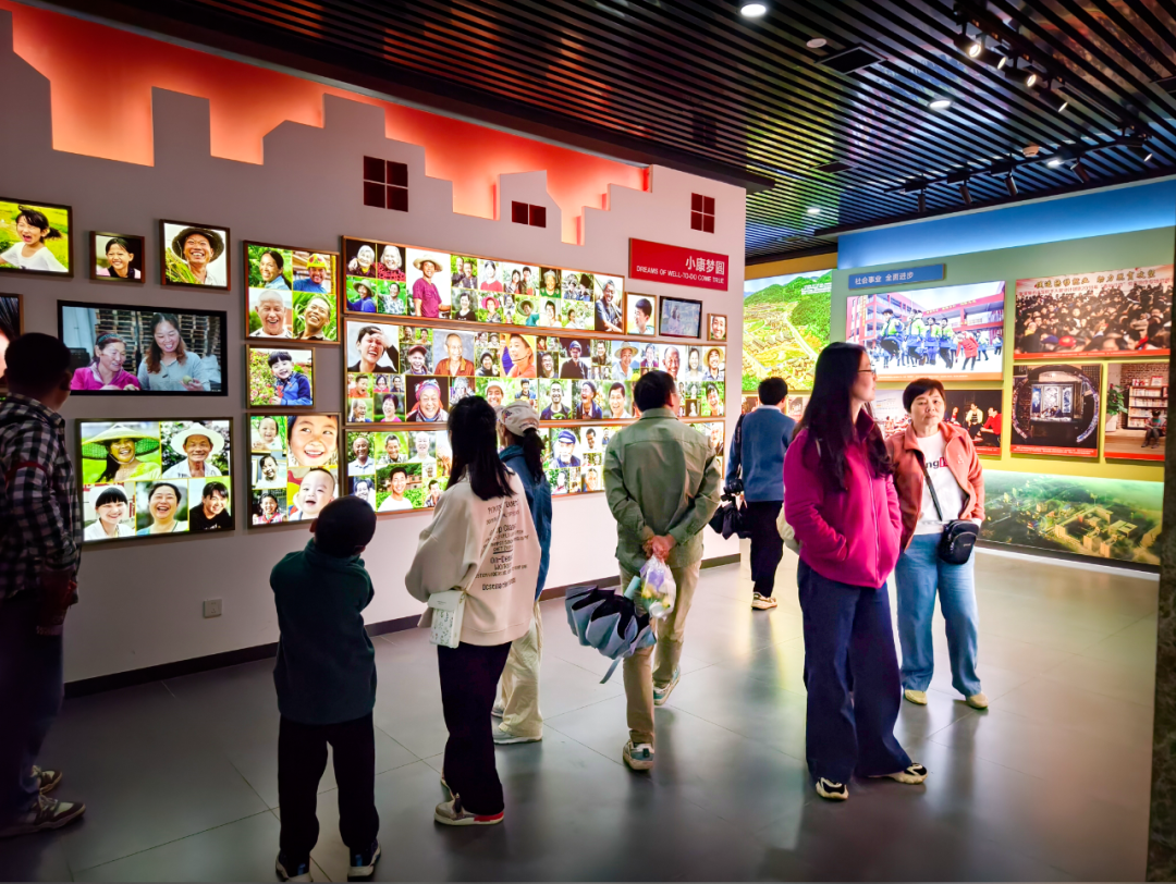 游客在十八洞村精准扶贫主题陈列馆参观。石林荣摄（中经视觉）