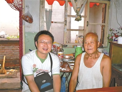 2005年,岳永逸(左)在李长荣(右)家中访谈后合影