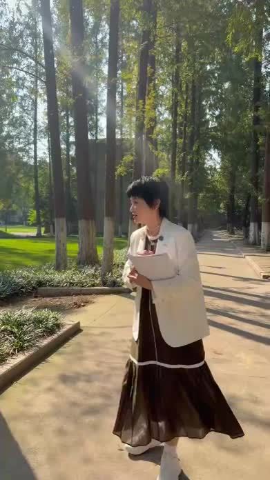 与韩教授校园walk 陈氏兄弟少年班往事 跟着吴小莉和韩正甫教授慢走中科大，眼镜塘、石榴园一路听南迁校史，拐进少年班那刻破防了——寒武纪陈云霁、陈天石兄弟就是从这儿走出去的，寒武纪让中国有了自己AI的