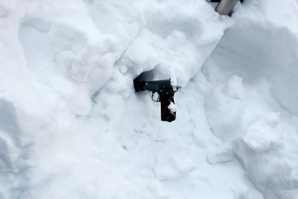 ▲俄罗斯联邦安全局在阿列克谢耶夫中将公寓楼外雪地上发现一把手枪