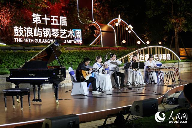 民乐合奏《赛马》。人民网记者 陈博摄