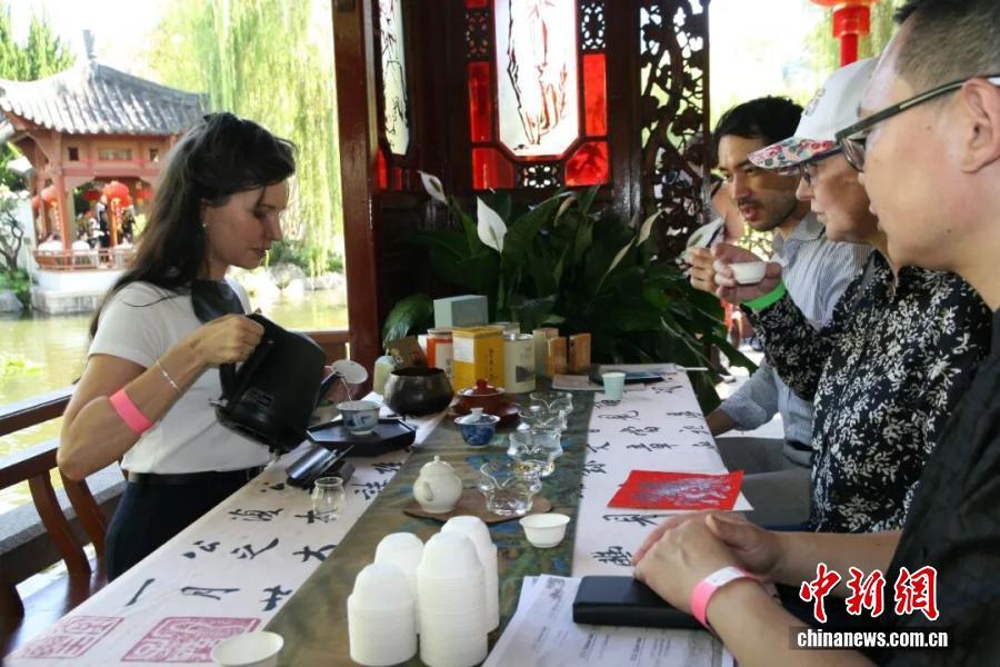 当地时间2026年2月11日，欢乐春节“你好&middot;北京”游园会走进澳大利亚悉尼谊园，吸引当地民众及游客体验中华优秀传统文化，感受中国春节的节日氛围。 中新社记者 薄雯雯 摄