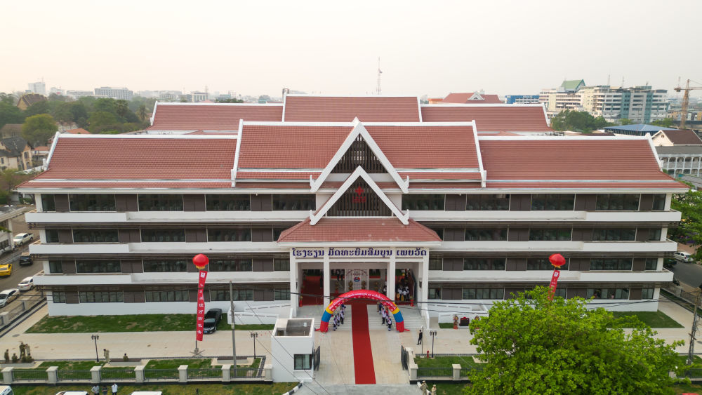 这是2023年3月30日在老挝万象航拍的中国援建的皮瓦中学(无人机照片)。新华社发(凯乔 摄)