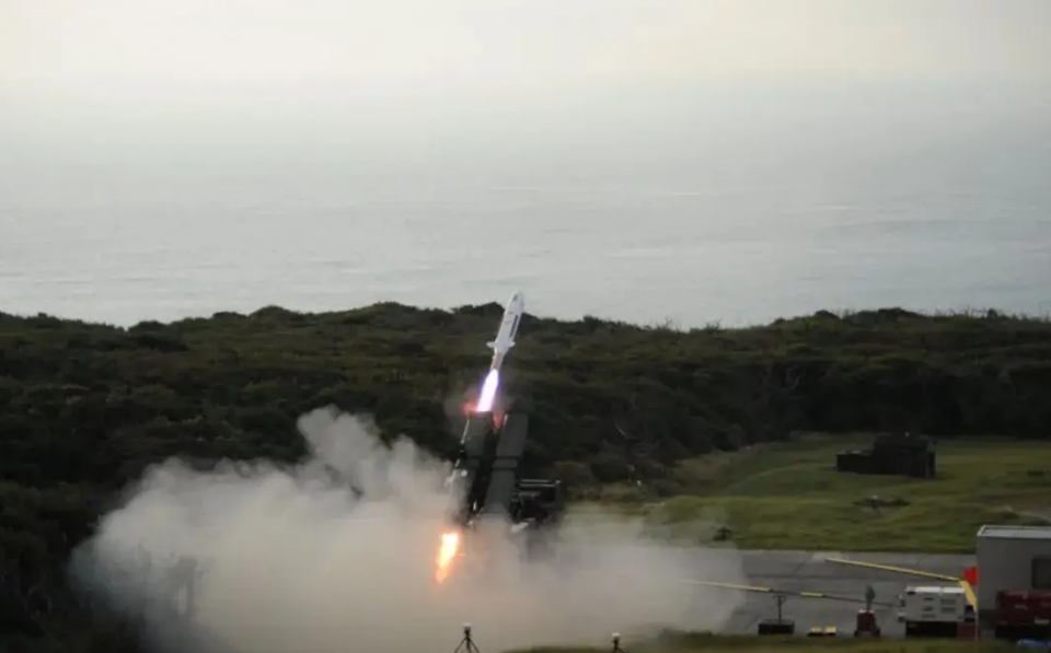 日本公开试射12式改进型导弹,导弹采用隐身设计,射程约1000公里,具备远程打击能力。