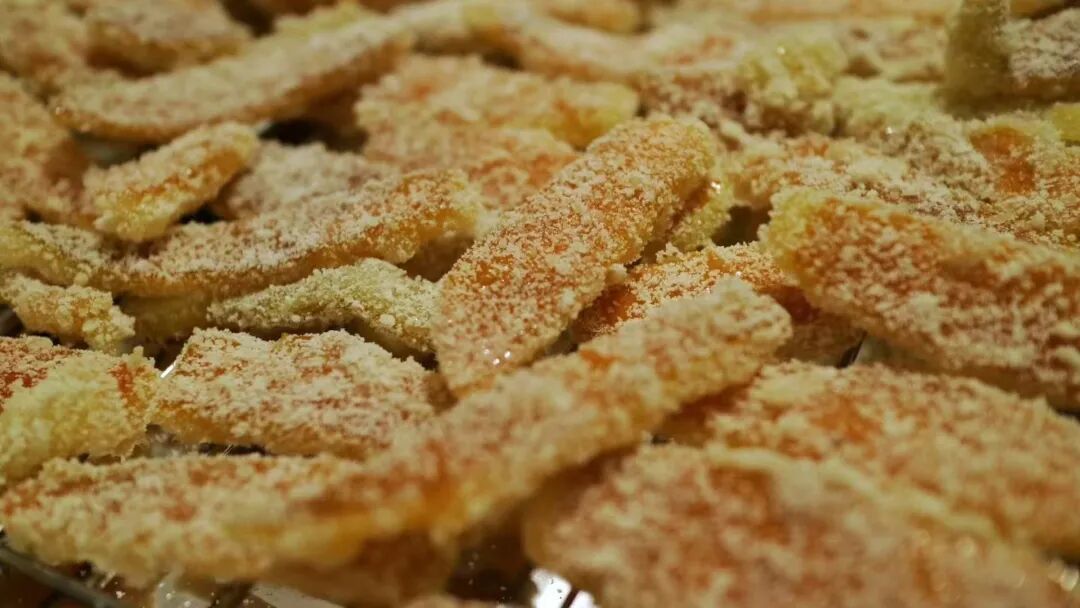 上图为收获的脐橙,下图为用脐橙做的橙皮糖 | 受访者供图