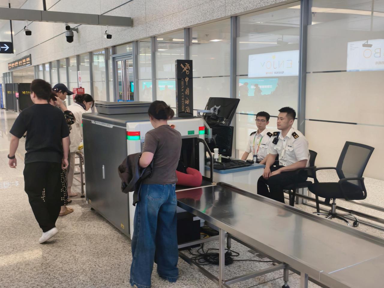 宁波机场海关关员监管旅客有序通关。郑成凯摄2.jpg