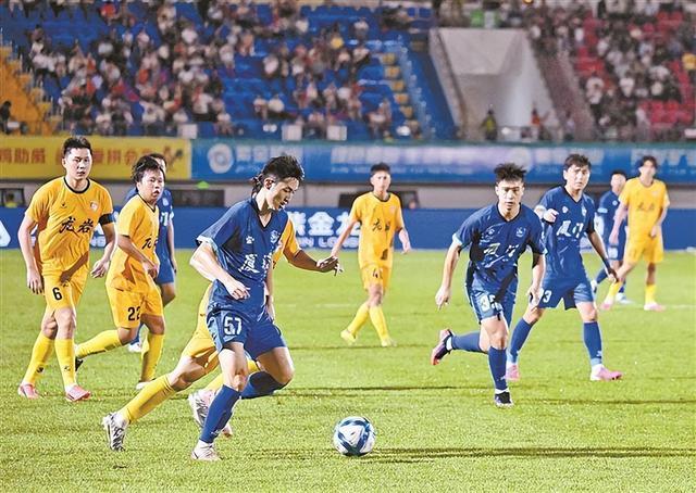 厦门队5比0战胜龙岩队,图为比赛现场。(厦门日报社全媒体特派记者 黄少毅 摄)