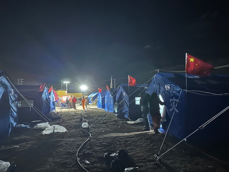 安置点灯火通明。人民网记者 李海霞摄