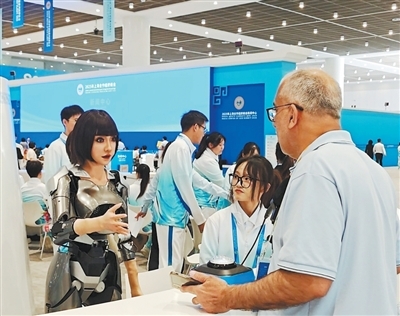 外国友人镜头里欣欣向荣的中国——“小家”热气腾腾 “大家”蒸蒸日上(在中国·看中国)