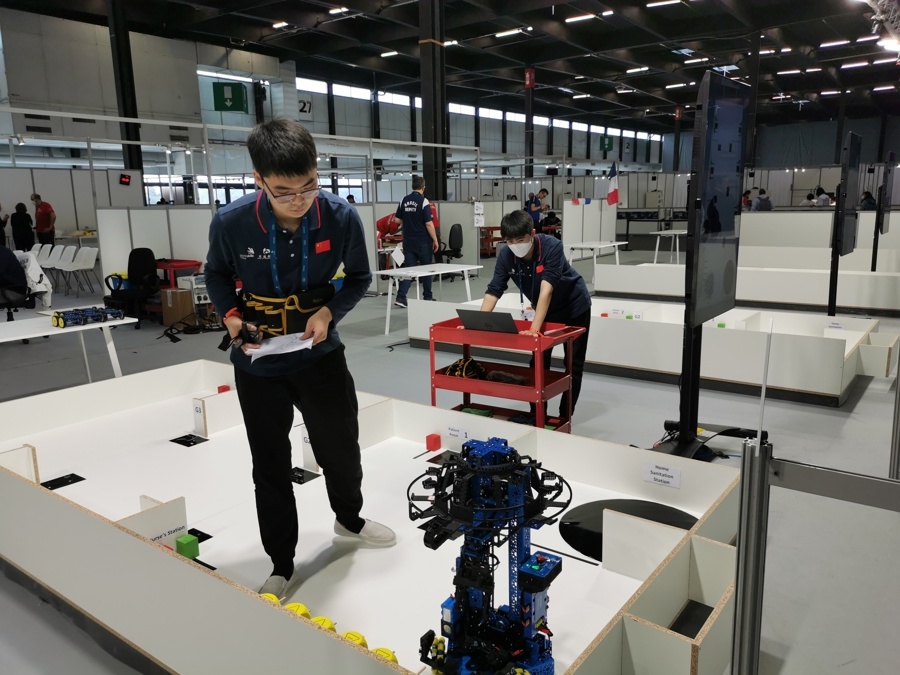 2022年世界技能大赛特别赛上,中国选手在参加移动机器人(双人)项目比赛。