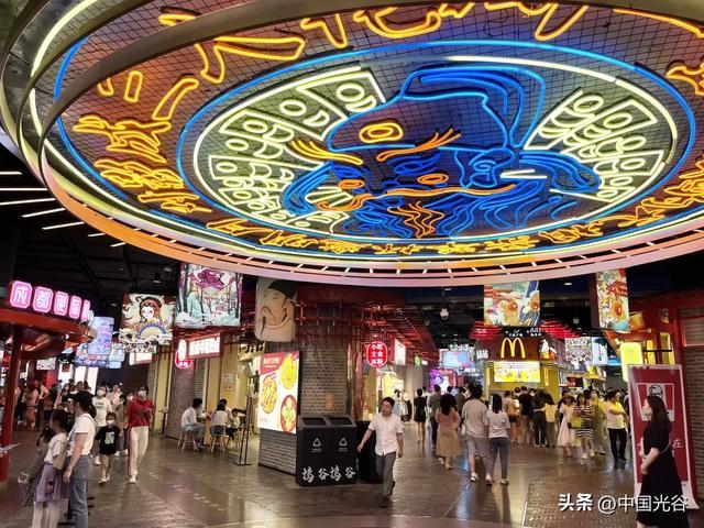 武汉大悦城负一层美食区
