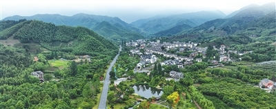 浙江杭州市余杭区径山镇乡村，青山绿水与村庄农房相映成趣。谢尚国摄（影像中国）