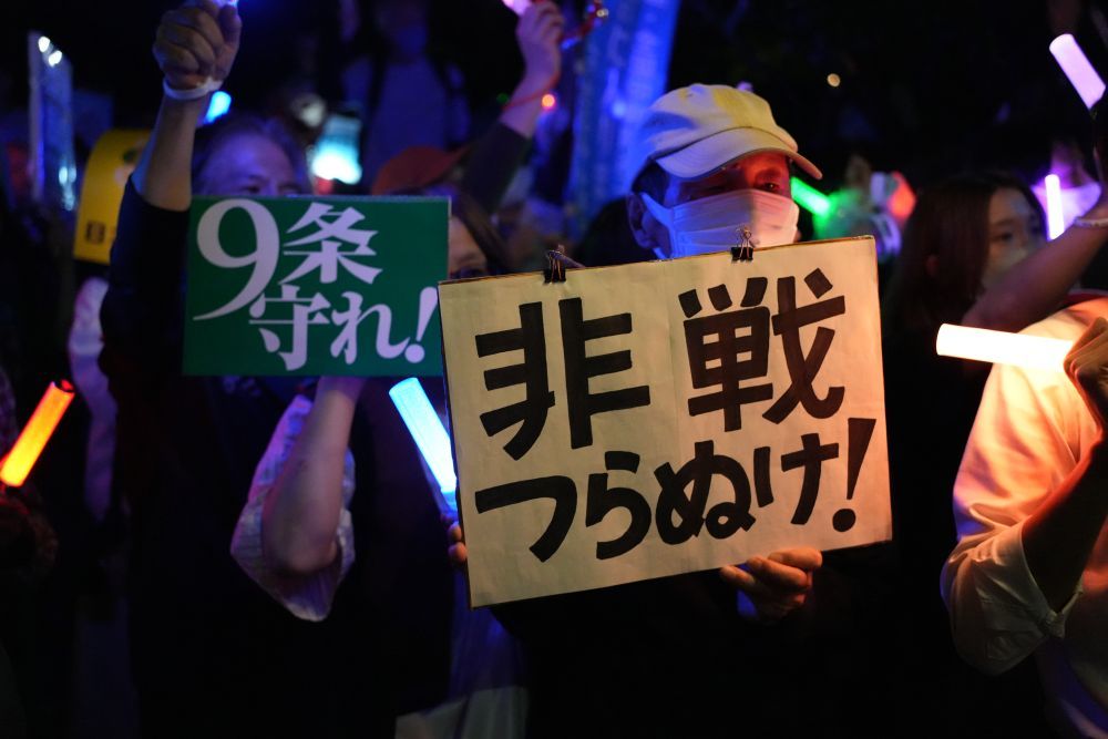 10月19日晚,日本民众在东京国会议事堂前举行抗议集会,反对高市早苗政府的扩军备武和修宪动向,呼吁维护和平。新华社记者梁晨摄