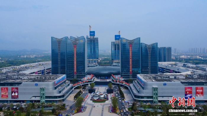 义乌第六代市场标志性项目全球数贸中心正式开业。(无人机照片)董易鑫 摄