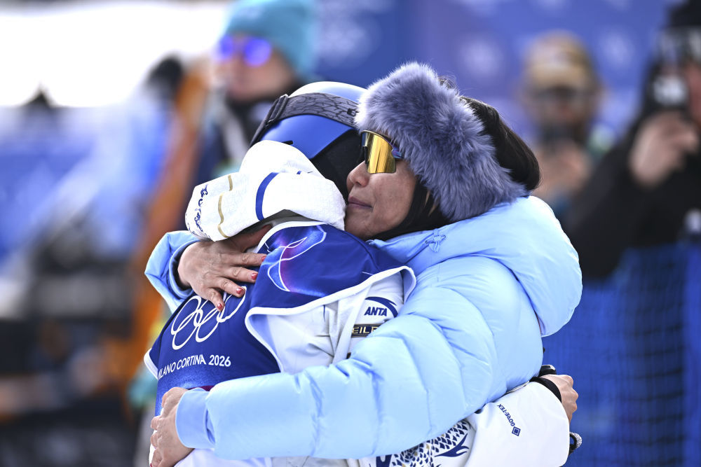 2月9日，谷爱凌（左）在完成第一跳后和妈妈拥抱。新华社记者 张宏祥 摄