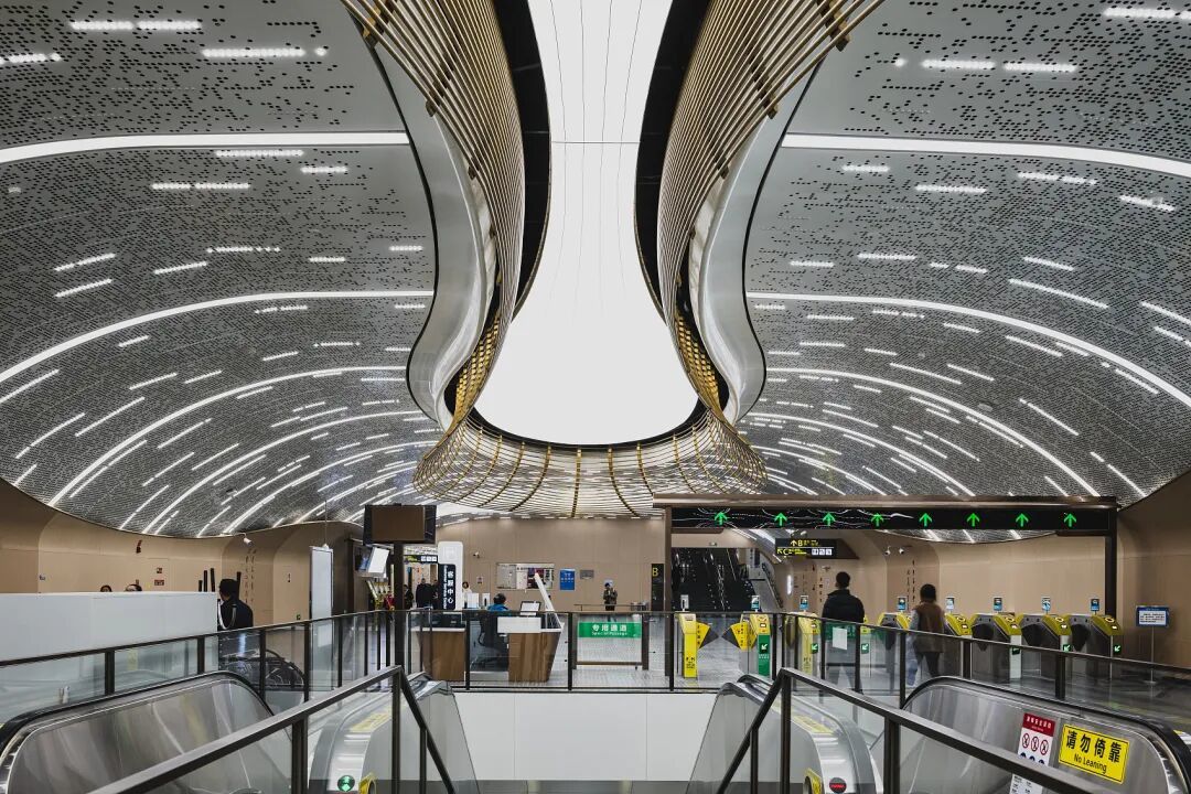 2025年12月16日,成都地铁13号线一期开通,图为杜甫草堂站。(图/视觉中国)