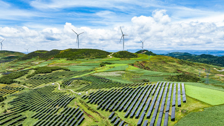 2025年7月3日拍摄的贵州金元仙水窝农业光伏电站一隅（无人机照片）。新华社记者 陶亮 摄