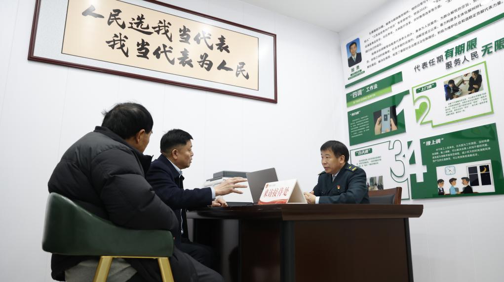 2026年2月27日下午，全国人大代表殷勇在工作室接待群众来访。