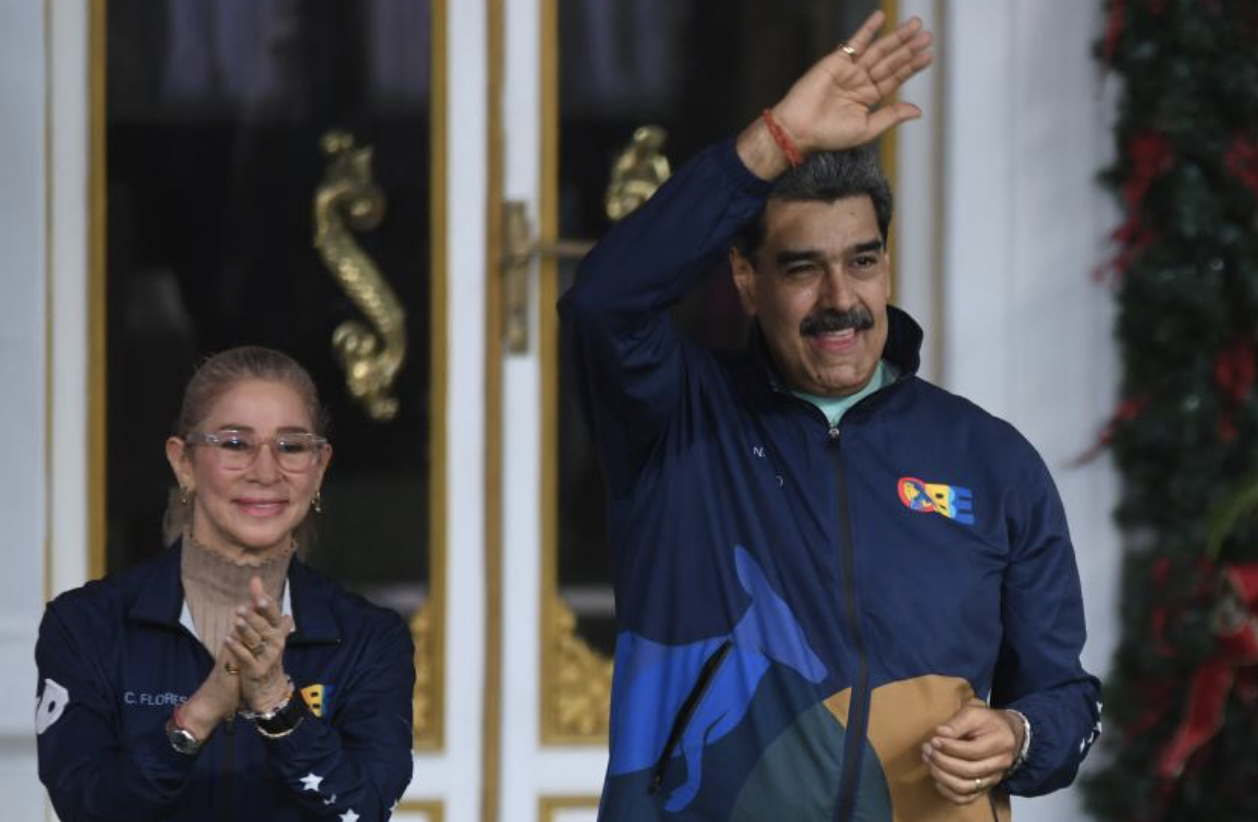 ▲2025年11月21日,马杜罗及其夫人在委内瑞拉首都加拉加斯出席活动。图据新华社