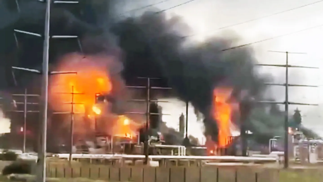 伊朗南部炼油设施及天然气田遭遇以色列袭击-社交媒体X