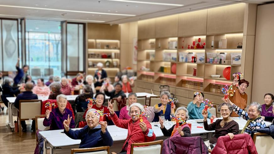 老人们参加“喜迎马年&middot;巧手织春”活动（央广网发 天津鹏瑞利康养社区供图）