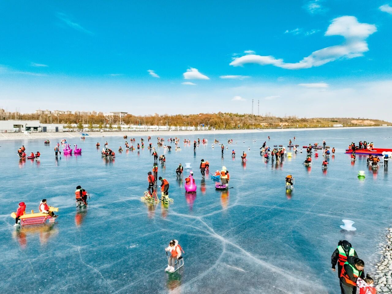 2025年榆林市冰雪嘉年华期间，游客在榆林水上运动中心体验（央广网发 榆林水上运动中心供图）