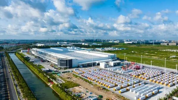 2025年7月9日,上海临港,航拍特斯拉储能超级工厂。
