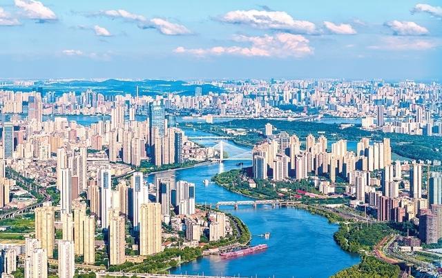 汉江湾景象，天空湛蓝、白云悠悠。