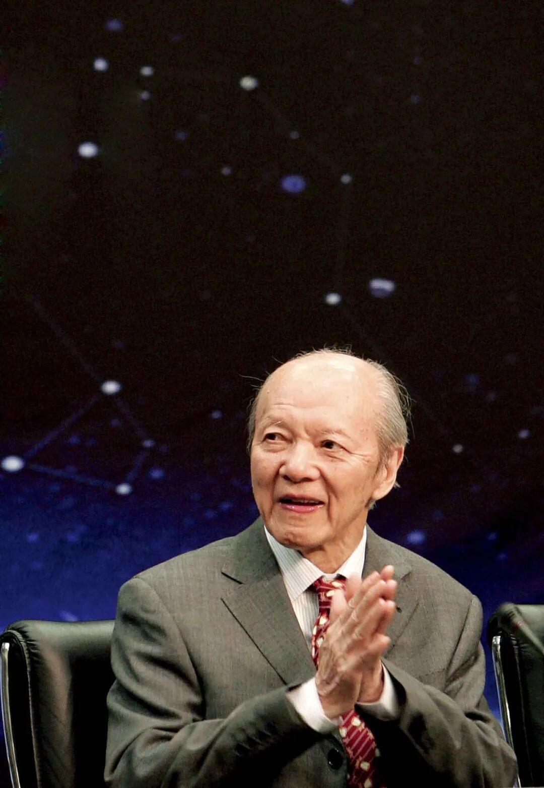 2009年10月20日，谷超豪在“谷超豪星”定名典礼上饱读掌致谢。图/中新