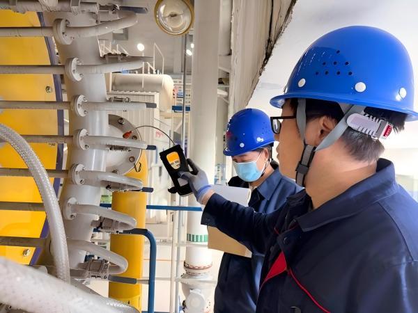 内蒙古呼和浩特市,城市燃气热力集团有限公司工作人员在对锅炉进行巡检维护工作 新华社