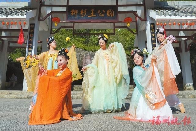 柳杉王公园前，“花神”翩翩起舞。