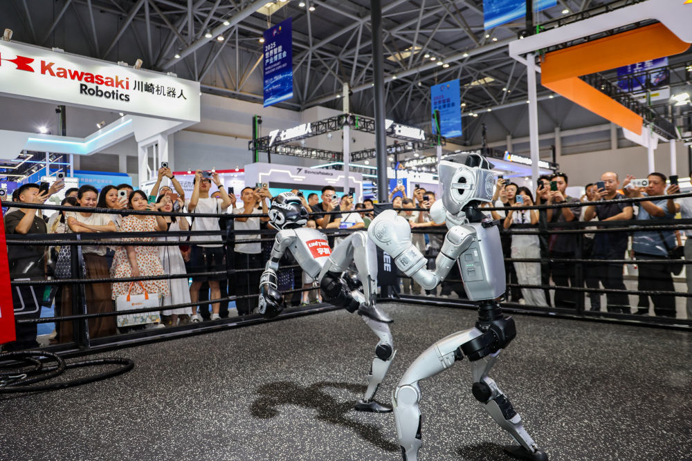 观众在2025世界智能产业博览会智能机器人展区观看机器人拳击赛(2025年9月5日摄)。