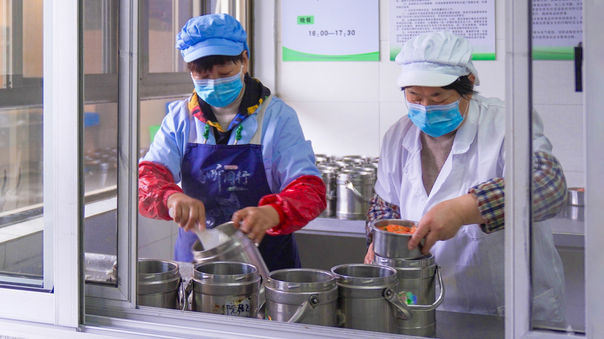 家门口的幸福|送餐上门 守护老人幸福“食”光_凤凰网