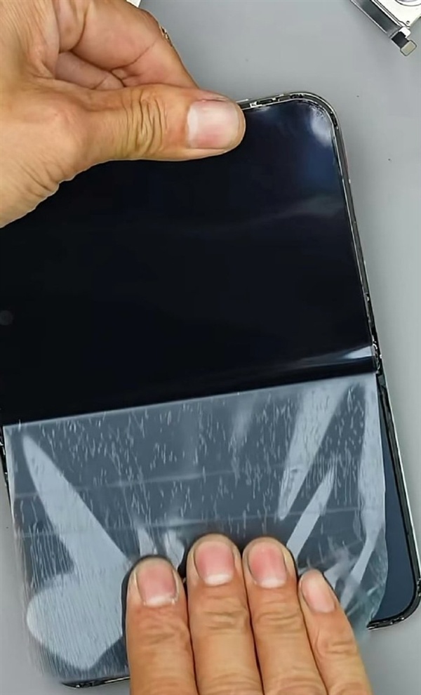 苹果客服回应iPhone Duo磨砂膜可撕：不建议！纳米纹理表层损坏维修要398元