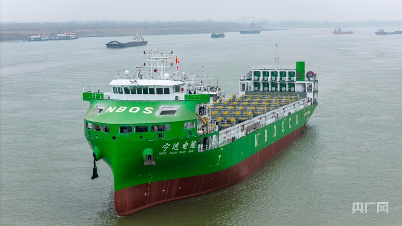 国内首制大容量电池换电运输船“宁远电鲲”号顺利离厂海试（央广网见习记者 尹博 摄）