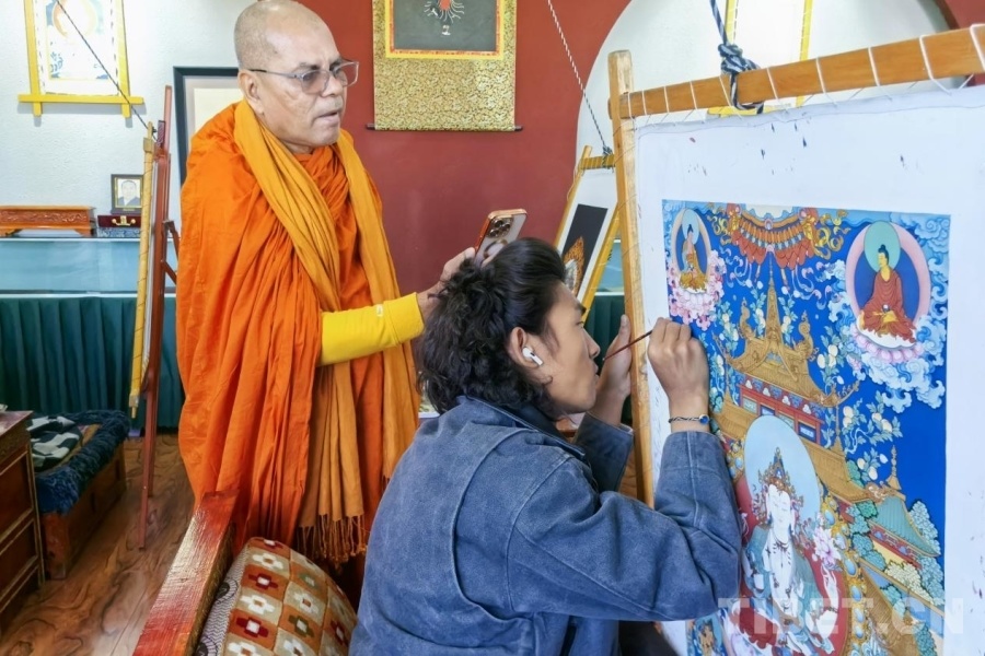印度西孟加拉邦格拉卡塔佛诞寺住持Phara Buddhasri欣赏年轻画师绘制唐卡 摄影：王淑