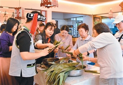 在云南昆明“两岸‘粽’动员,一起嗨端午”活动中,两岸同胞体验包粽子。主办方供图