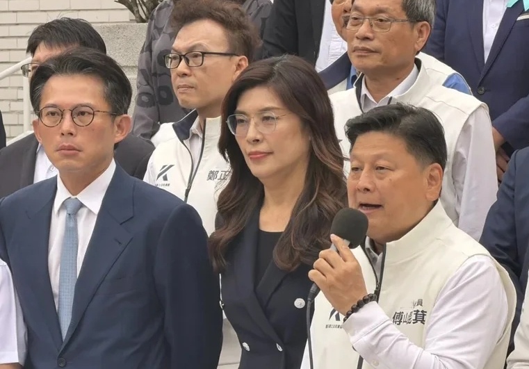 5月8日，国民党主席郑丽文（中）、全球党主席黄国昌（左一）等召开记者会 聚合报