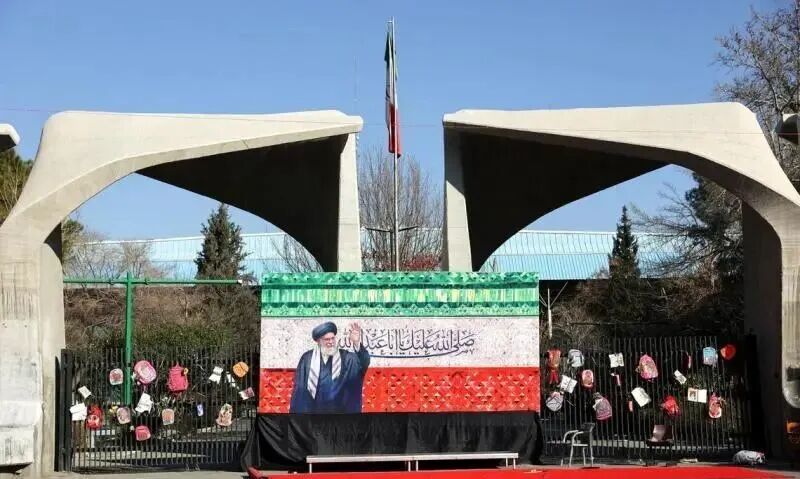 伊朗民众在首都德黑兰街头搭建一个临时纪念碑,悼念已故最高领导人哈梅内伊。