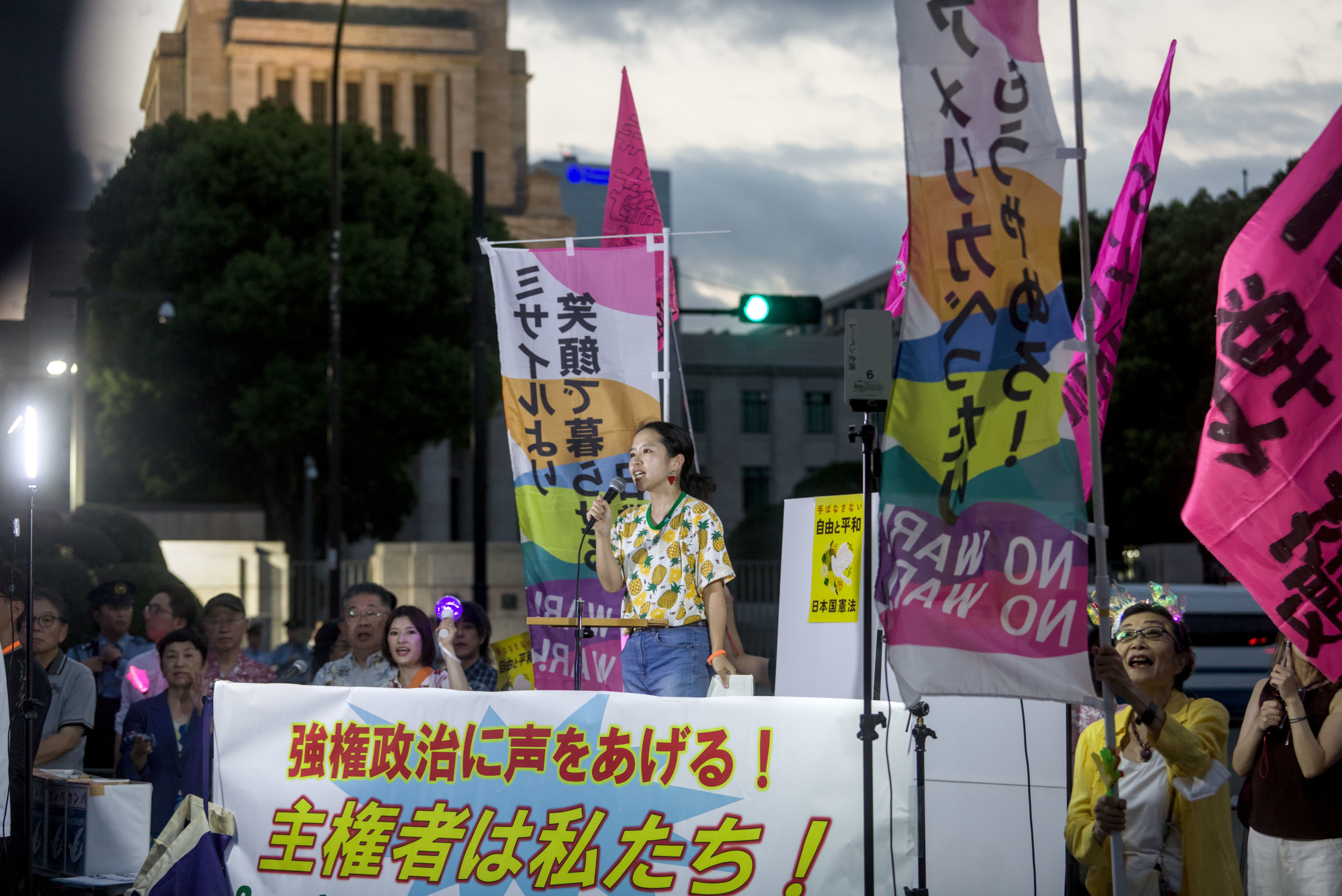 8月19日,上万名日本民众在东京举行集会,反对高市早苗政权在历史认知、安全保障等领域的一系列危险动向。(IC photo)