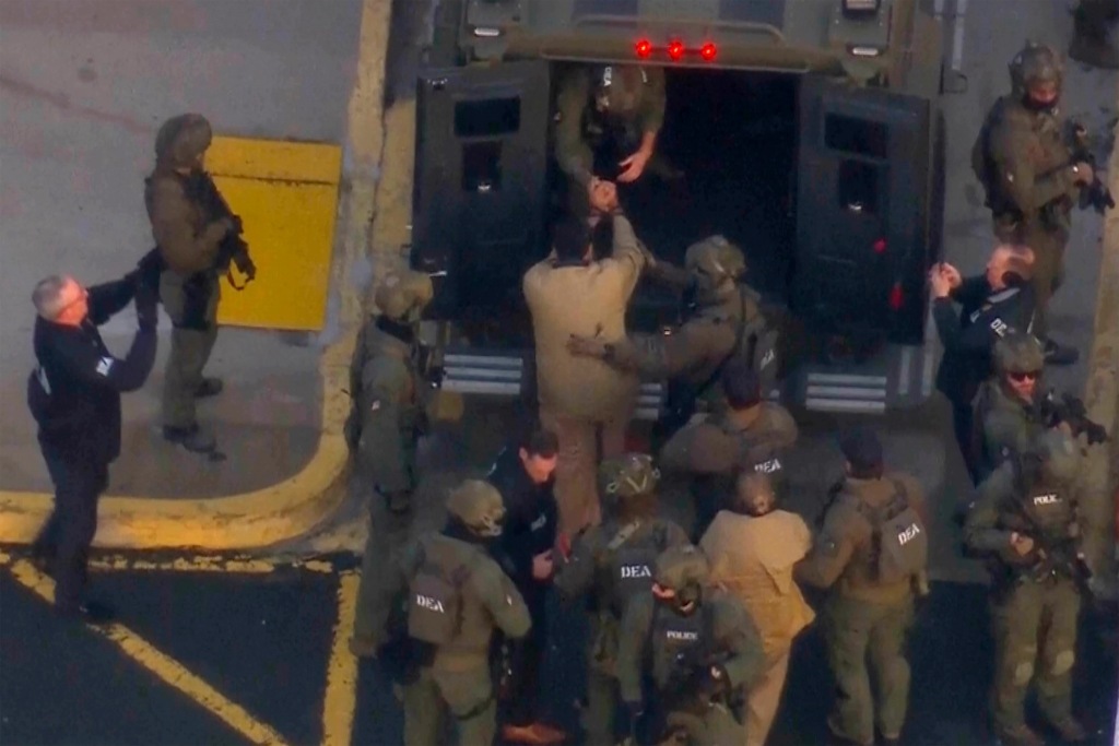 1月5日,美国纽约,委内瑞拉总统尼杜罗及妻子被押送上装甲车前往曼哈顿联邦法院。