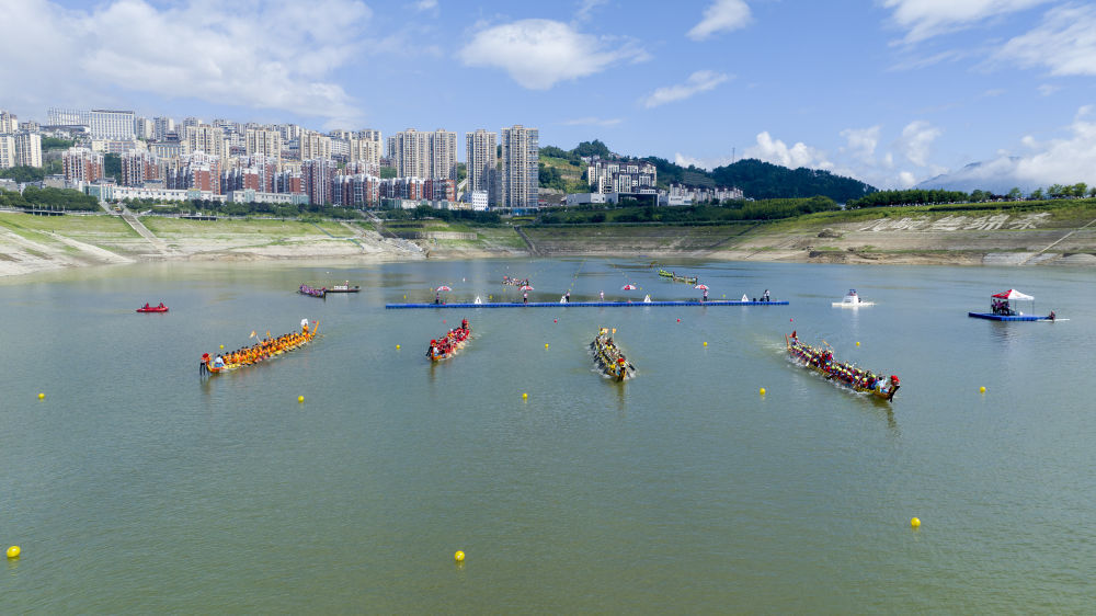 6月19日,传统木质龙舟赛在湖北省宜昌市秭归县徐家冲港湾举行。新华社发(周仕伟 摄)