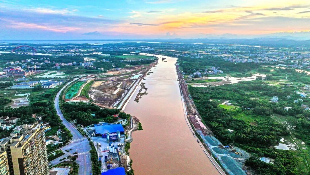 2024年8月17日,平陆运河钦州水上综合服务区岸壁式码头挡墙首仓浇筑顺利完成。