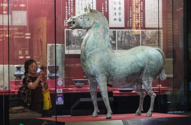 (襄阳市博物馆里的三国青铜马。杨东 摄)